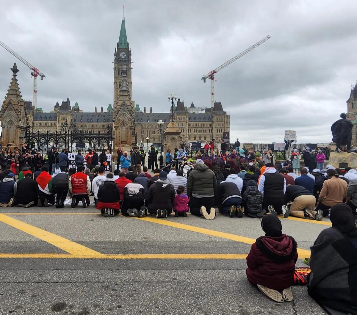 Massa umat Islam Ottawa di Kanada, New York di Amerika Serikat hingga Sao Paulo di Brasil menggelar salat berjemaah di tengah jalan raya.<br>