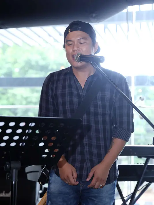 Pertemuannya dengan gadis 21 tahun disebuah klub, akhirnya mengeluarkan single pertama berjudul Perempuan Jujur. (Nurwahyunan/Bintang.com)