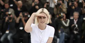 Penampilan Kristen Stewart terlihat lebih berbeda dari sebelumnya, meski tak lagi memiliki rambut coklat, ia mengaku bosan dengan model rambutnya yang begitu saja. (AFP/Bintang.com)