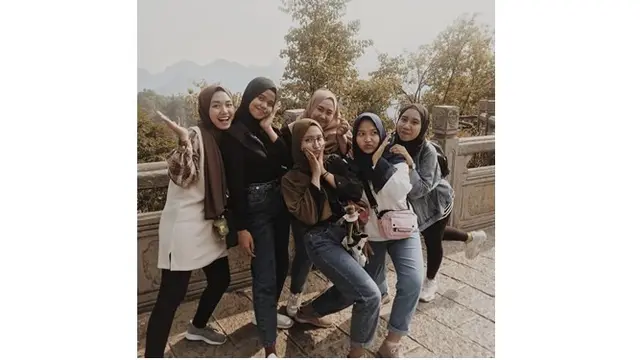Meski wabah virus Corona tengah menyebar di Wuhan, Ayu dan teman-temannya bersyukur masih diberi kesehatan.
