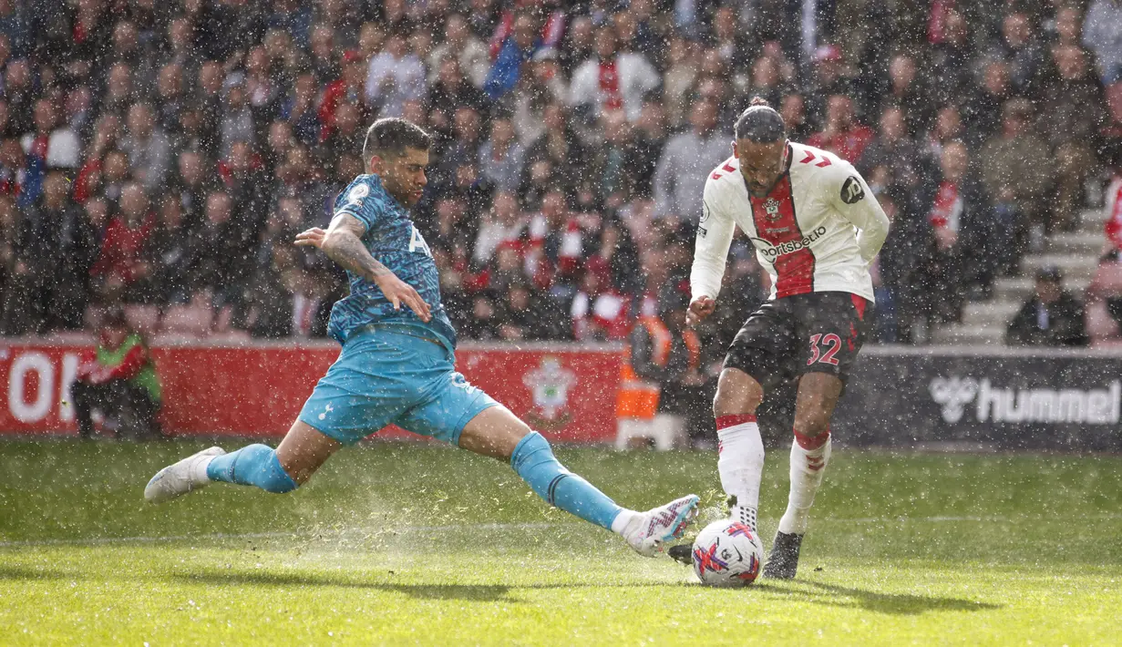 Pemain Tottenham Hotspur, Theo Walcott (kiri) berusaha mencetak gol ke gawang Southampton pada laga pekan ke-28 Liga Inggris 2022/2023 di Stadion St Mary's, Southampton, Minggu (19/03/2023) WIB. Laga berakhir dengan skor imbang 3-3. (AP Photo/David Cliff)