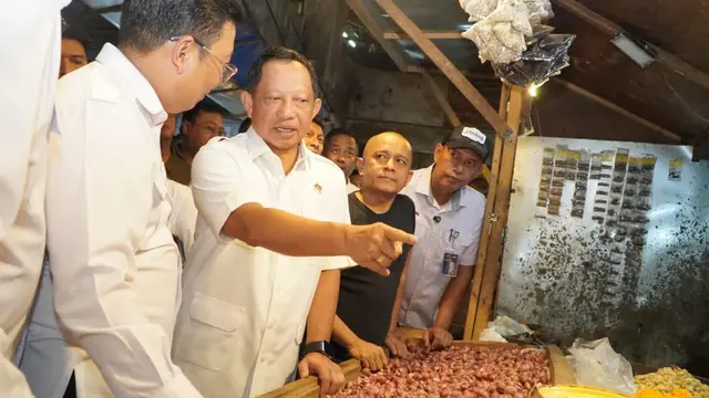 Mendagri Tito Tinjau Langsung Penyaluran Beras SPHP di Banten, Pastikan Harga Stabil
