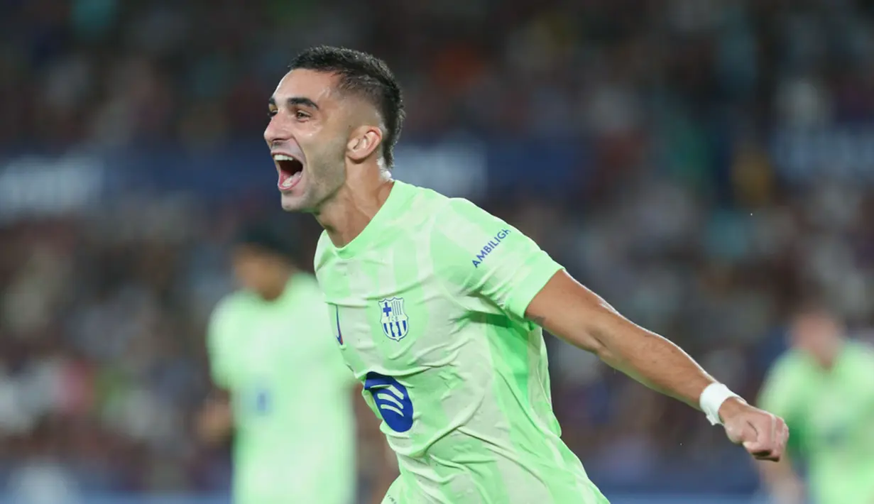 Pemain Barcelona, Ferran Torres, merayakan gol ke gawang Levante pada jornada kedua La Liga 2025/2026 di Estadio Ciudad de Valencia, Minggu (24/8/2025) dini hari WIB. (AP Photo/Alberto Saiz)