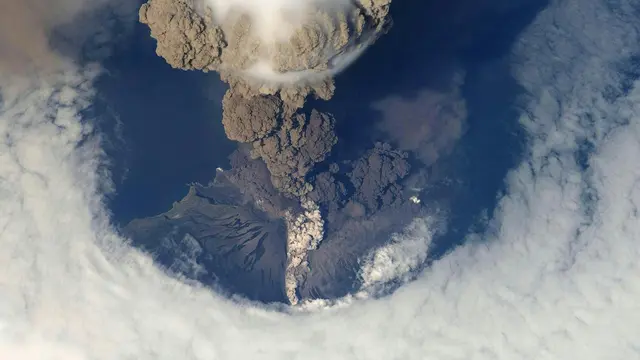 Ilustrasi erupsi gunung berapi