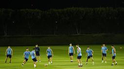 Pada sesi latihan tersebut, tidak terlihat kehadiran Lionel Messi. La Pulga dilaporkan mempunyai keluhan rasa tidak nyaman pada hamstring kiri. (AP Photo/Francisco Seco)