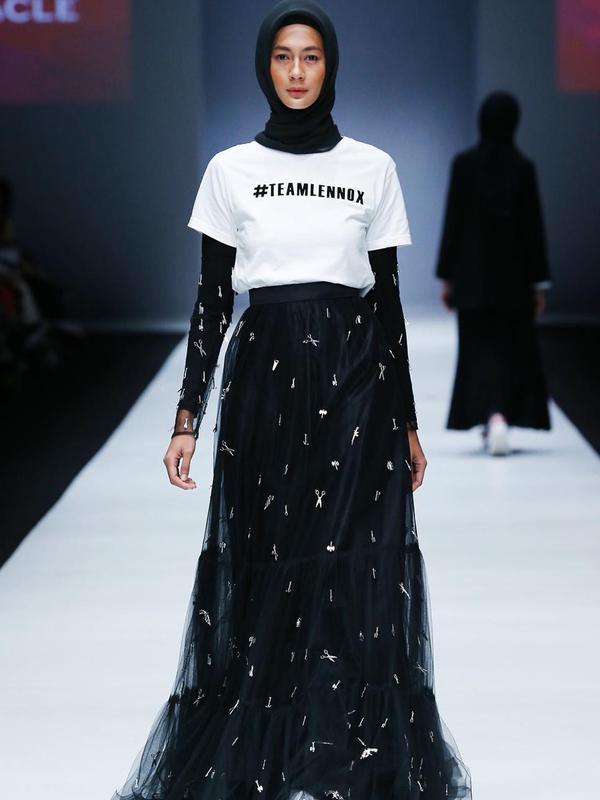 Paula Verhoeven mengenakan hijab saat gelaran Jakarta Fashion Week 2019. Paula mendapat pujian dari warganet melalui kolom komentar di akun Instagram miliknya. (Liputan6.com/IG/@paula_verhoeven)