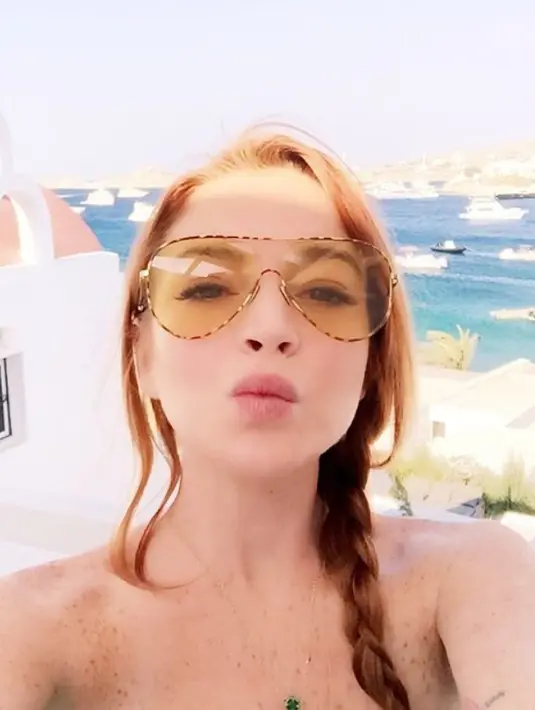 Tak lupa dirinya pun mengharapkan para penggemarnya untuk berbahagia di Tahun Baru. (instagram/lindsaylohan)