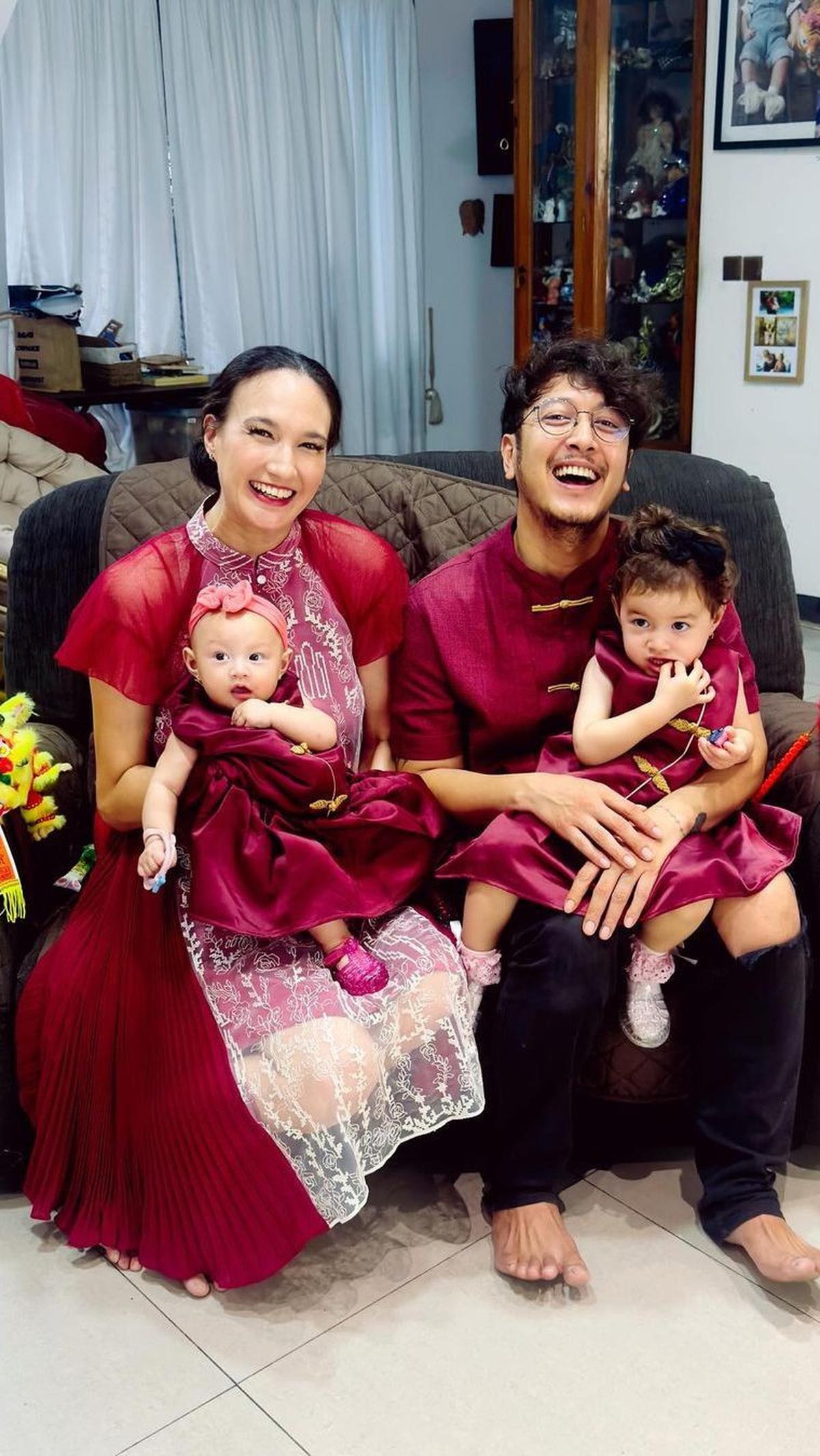 Dimas Anggara memilih Nadine Chandrawinta menjadi istrinya yang lebih tua 4 tahun.