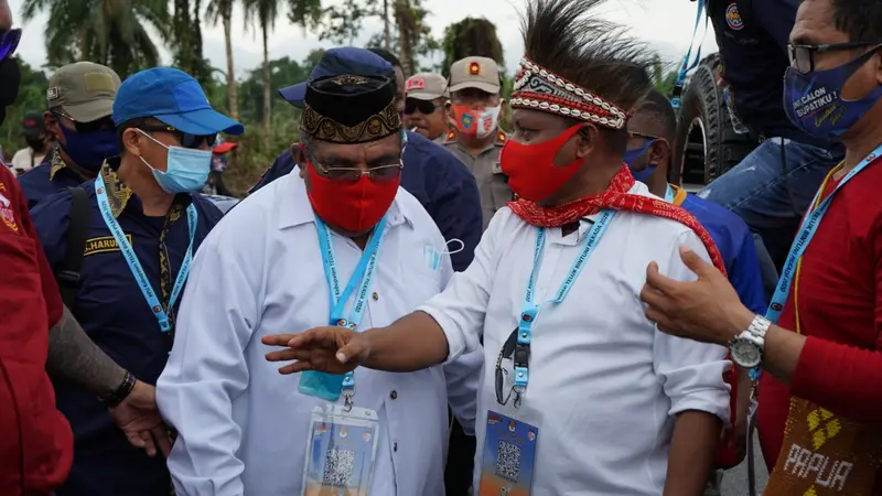 Pasangan Bakal calon Petrus Kasihiw dan Matret Kokop mendaftarkan diri  ke KPU Kapubaten Teluk Bintuni.