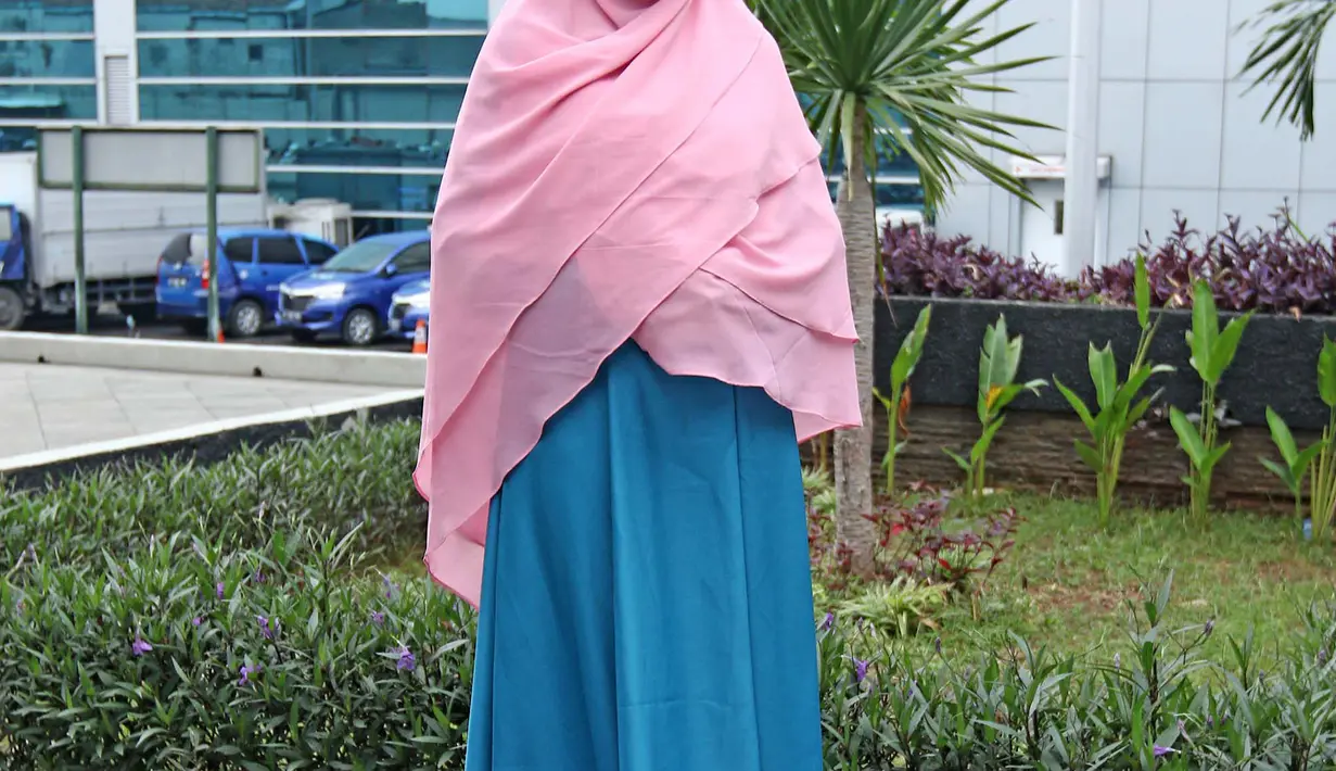 Penyanyi Cinta Penelope saat diwawancari oleh media usai mengisi acara di kawasan Kapten Tendean, Jakarta, Kamis (18/01/2018). Banyak netizen memuji kecantikan Cinta Penelope setelah berhijab. (Liputan6.com/ Herman Zakharia)