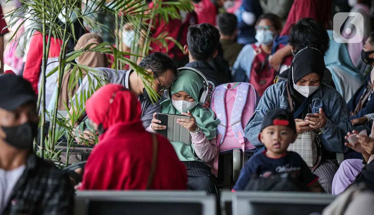 <p>Pemudik menunggu jadwal keberangkatan kereta mereka di Stasiun Pasar Senen, Jakarta, Selasa (26/4/2022). Sepekan menjelang Lebaran, lonjakan jumlah penumpang kereta api sudah mulai terlihat pada Selasa siang ini, dan diperkirakan akan terus bertambah hingga 30 April atau H-2 Idul Fitri. (Liputan6.com/Faizal Fanani)</p>