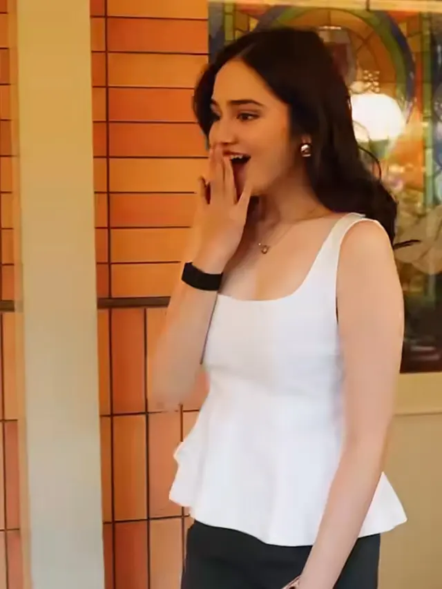 Syifa Hadju tampil dengan gaya atasan sleeveless peplum. [@shabrinaaluna]