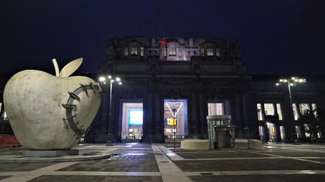 Milano Centrale, stasiun kereta terkenal di kota Milan, Italia