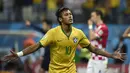 Ujung tombak Brasil, Neymar, melakukan selebrasi usai mencetak gol keduanya ke gawang Kroasia gol di laga perdana Piala Dunia 2014 di Corinthians Arena, Sao Paulo, (13/6/2014). (AFP PHOTO/Odd Andersen)