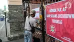 Kurir mengantarkan paket di kawasan Intan Berduri, Sumur Batu, Jakarta, Rabu (9/06/2021). Kelurahan Sumur Batu memberlakukan mikro lockdown di RT 1, RT 2 dan RT di RW 03 setelah 34 warga positif COVID-19. (Liputan6.com/Herman Zakharia)