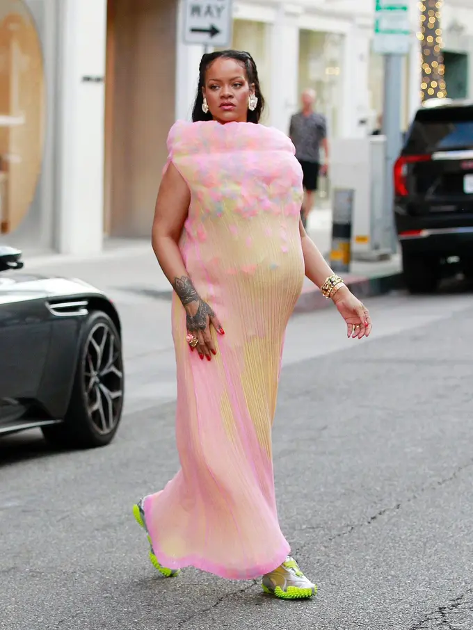 Gaya Maternity Rihanna Pakai Gaun Pastel Bak Es Krim, Pamer Baby Bump di Kehamilan Ketiga