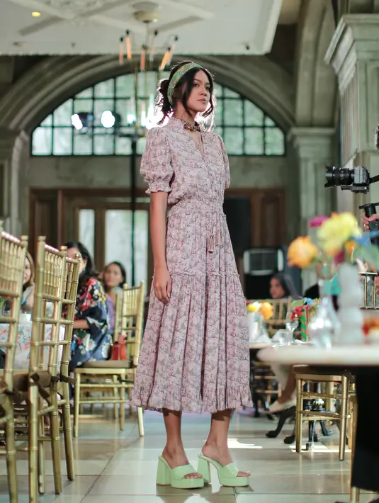 Dalam trunk show-nya, terdapat inspirasi styling dengan aksesori dari sandal platform sampai perhiasan dan headpiece yang cantik (Foto: Fimela.com/Adrian Putra)