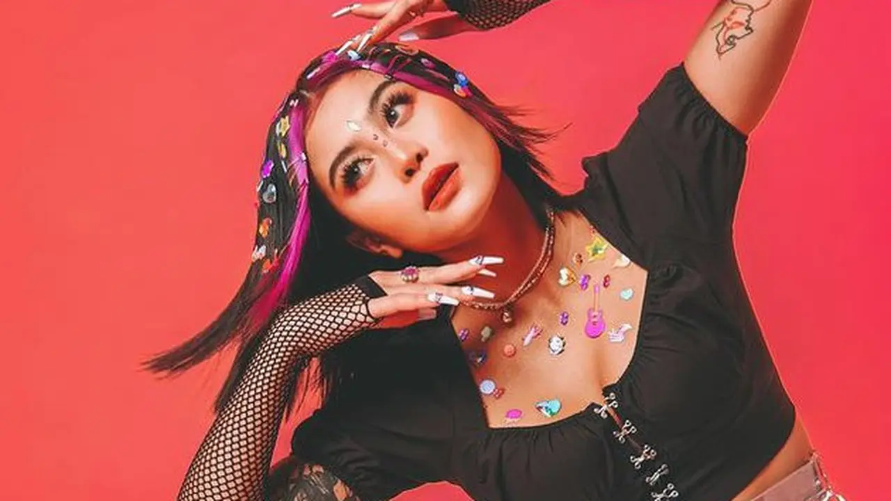 [Fimela] 7 Potret Cantik Awkarin Saat Pemotretan Bertema E-Girl Aesthetic