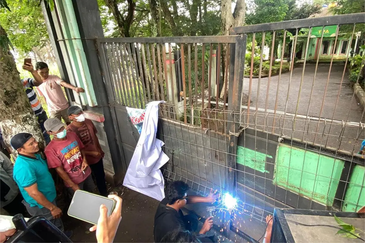 Warga menyegel pintu masuk TPA Tanjungrejo Kudus dengan cara dilas karena keluhan mereka tak kunjung digubris Pemkab Kudus. (Liputan6.com/Arief Pramono)