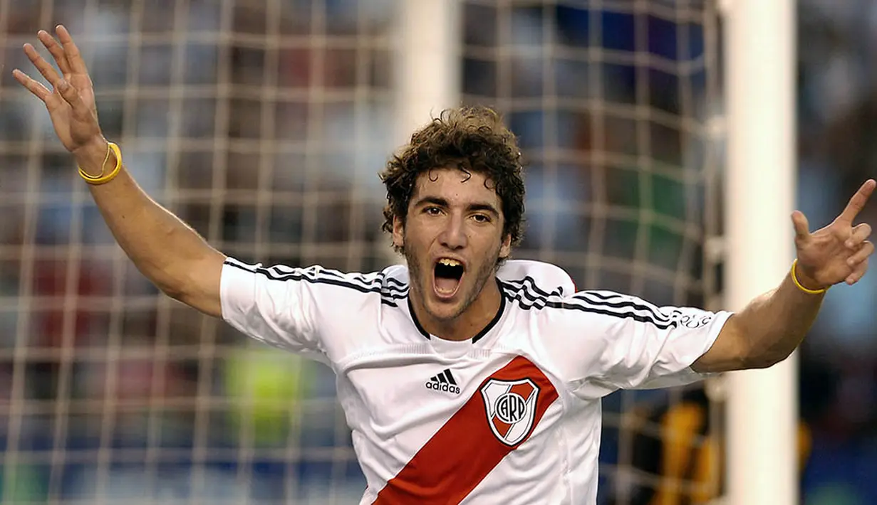 Gonzalo Higuain memulai kariernya di klub Argentina, River Plate selama dua musim dari 2005 hingga 2007. (AFP/Juan Mabromata)