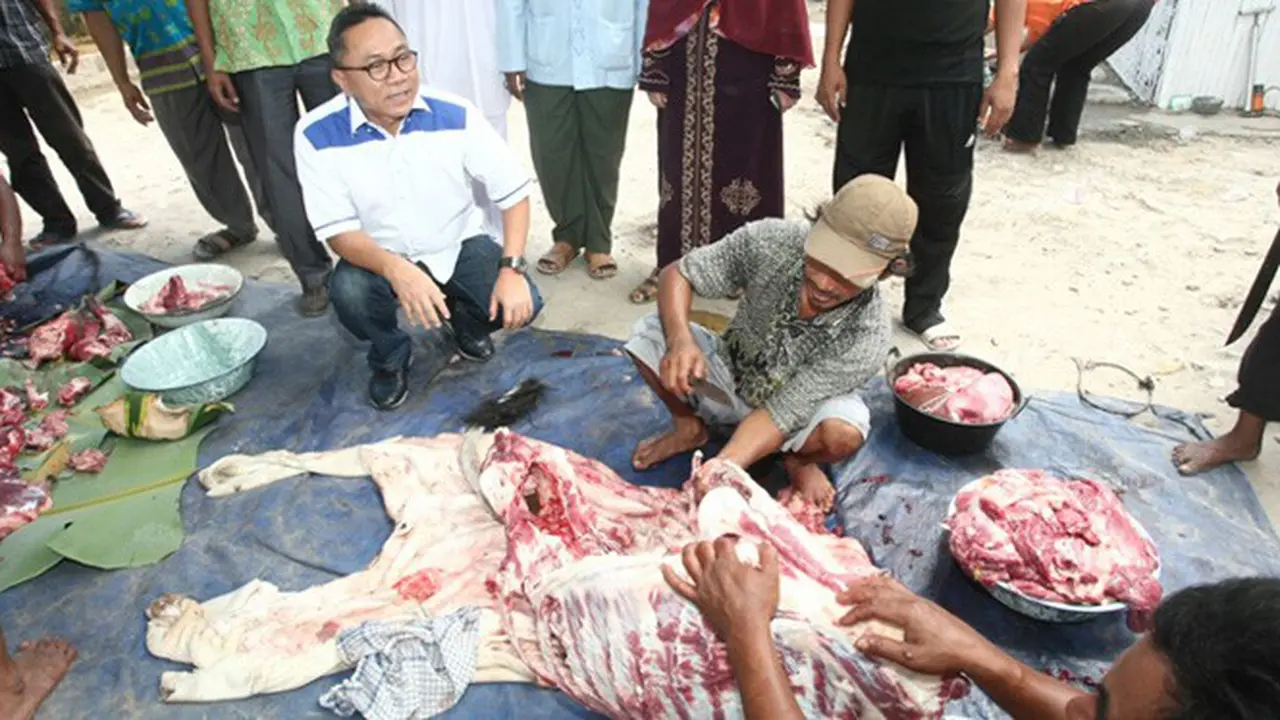 Zulkifli Hasan, usai melihat pemotongan dan pembagian hewan kurban bersama Bupati Lampung Selatan Zainudin Hasan, di desa Sukau di kaki gunung Rajabasa, Kalianda, Kabupaten Lampung Selatan.