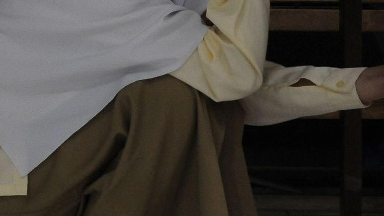 Seorang santriwati berlindung di bawah meja saat pelatihan tanggap bencana dan kebakaran di Madrasah Aliyah Swasta Persatuan Islam (MAS Persis) 69, Matraman.