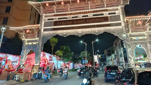Suasana ramai di malam perayaan Imlek 2026 di kawasan Pecinan Glodok, Jakarta Barat. (Liputan6/Rifqy Alief)