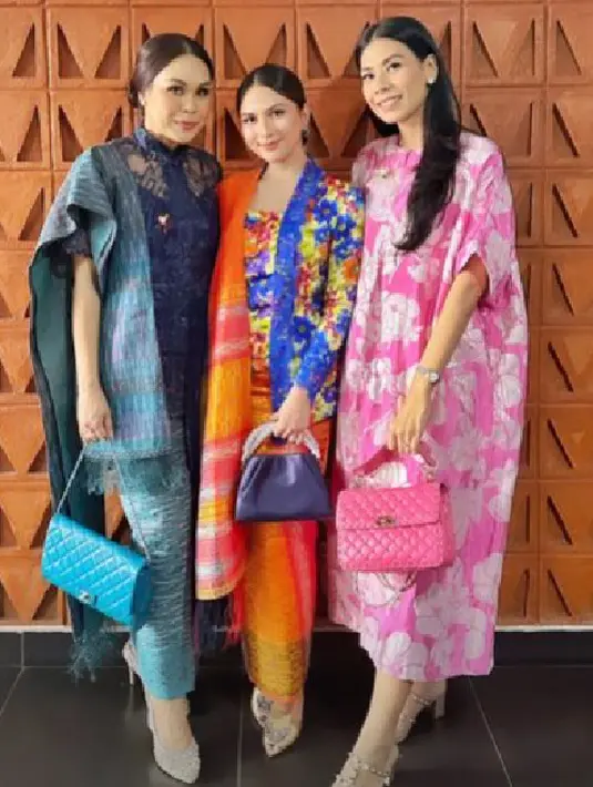 Penampilan terbaru Jessica Mila berpose bersama kedua kakak perempuan Yakup Hasibuan. Jessica Mila dibalut kebaya cerah berwarna biru-kuning, mengenakan kain Ulos oranye sebagai rok dan selendang. Bukankah Jessica Mila sebagai boru Batak ini tak kalah memesona dengan kakak-kakak perempuan Yakup, Sahabat FIMELA? Foto: Instagram.