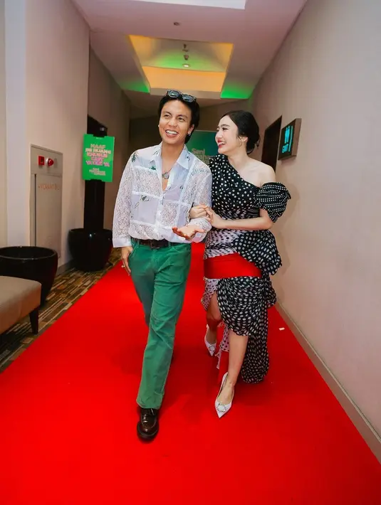 Kain satin merah di bagian rok jadi aksen mencolok sekaligus netralkan tampilan monokrom [@febbyrastanty]