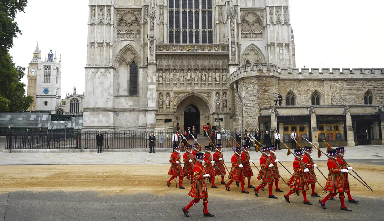 Yeoman of the Guard di pemakaman Ratu Elizabeth II di London, 19 September 2022. (Foto: Phil Noble/Pool Photo via AP)