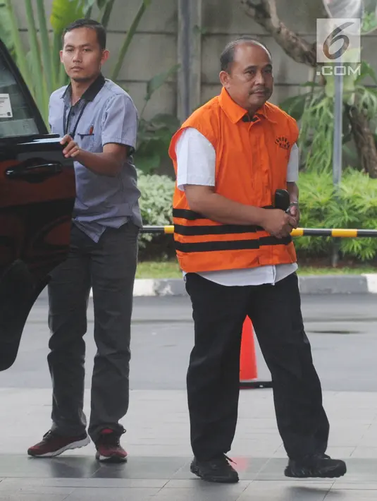 Kepala Dinas Pendidikan Kabupaten Cianjur Cecep Sobandi tiba di gedung KPK, Jakarta, Kamis (10/1). Cecep diperiksa sebagai tersangka terkait gratifikasi atau suap DAK Pendidikan Kabupaten Cianjur TA 2018. (Merdeka.com/Dwi Narwoko)