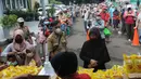 Sejumlah warga antre untuk membeli minyak goreng saat operasi pasar minyak goreng murah di Kantor Kecamatan Pamulang, Tangerang Selatan, Selasa (11/1/20222). Minyak murah itu dijual dengan harga Rp14 ribu per liter dan warga hanya diperbolehkan membeli sebanyak 2 liter. (merdeka.com/Arie Basuki)
