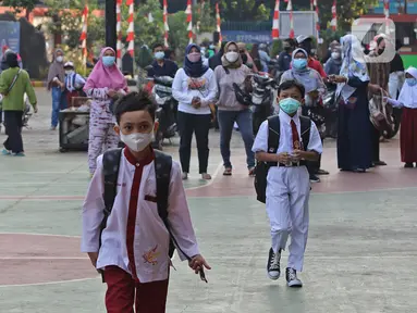 Sejumlah murid saat tiba di SDN 05 Kalisari, Jakarta, Senin (30/8/2021). Pemprov DKI Jakarta menggelar pembelajaran tatap muka di tengah pandemi covid-19 mulai 30 Agustus 2021 secara terbatas dengan kapasitas 50 persen pada setiap satuan pendidikan. (Liputan6.com/Herman Zakharia)