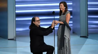 Sutradara Glenn Weiss melamar kekasihnya, Jan Svendsen saat menerima penghargaan di atas panggung Emmy Awards 2018, Los Angeles, Selasa (18/9). Weiss mendapat penghargaan untuk Outstanding Directing for a Variety Special Emmy. (Chris Pizzello/Invision/AP)