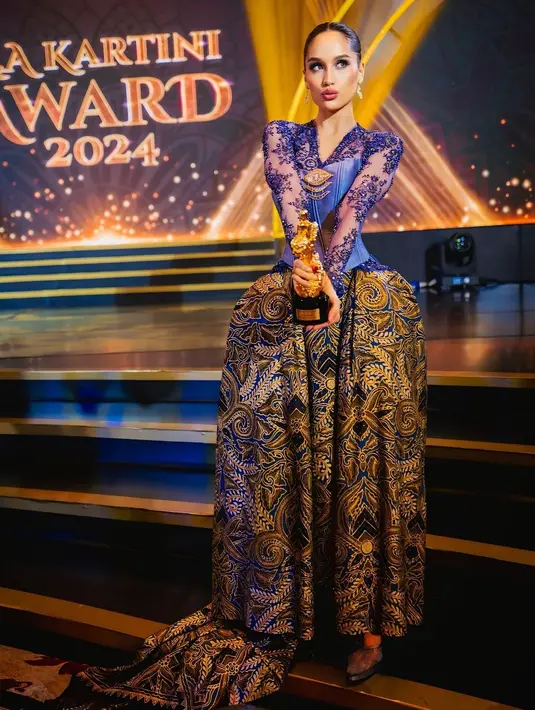 Busana dari Studio Oboh ini dipadukan dengan Ball Skirt Batik dan aksen train berwarna cokelat biru. [@claurakiehl]