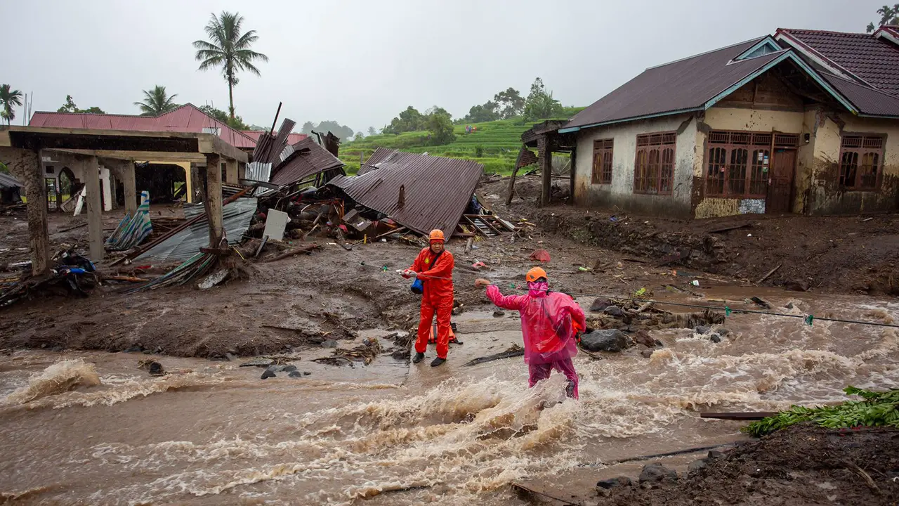 Evakuasi korban banjir bandang di Malalak, Sumatera Barat (Sumbar), Jumat (27/11/2025).