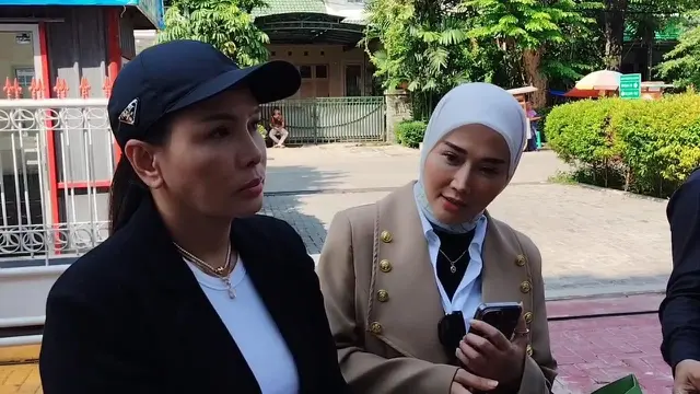 Marrisya Icha dan Fitri Salhuteru usai menjenguk Medina Zein.