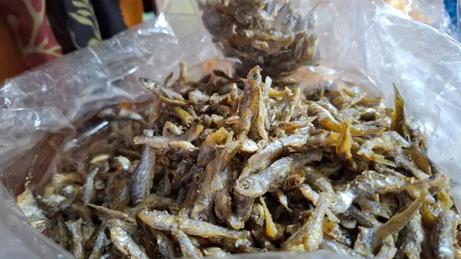 <p>Ikan bilih atau sering disebut dengan nama ikan bilis atau bako, adalah jenis ikan air tawar yang hidup di Danau Singkarak dan Danau Maninjau, serta aliran sungai-sungai kecil di sekitarnya di Sumbar (Liputan6.com / Nefri Inge)</p>