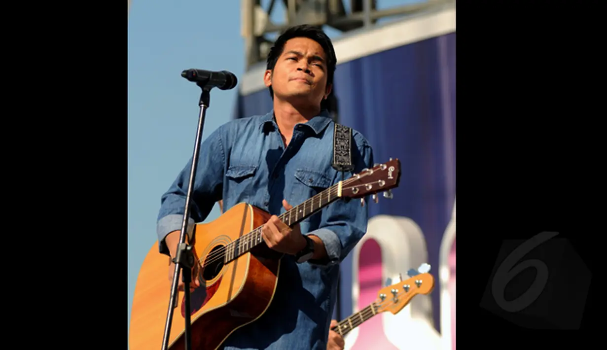 Pemenang kedua Music Video Contest, Dibya Dika saat tampil di atas panggung inBox SCTV di Cibinong Square, Bogor, Kamis (29/1/2015). Di atas panggung inBox SCTV, Dibya tampil impresif. (Liputan6.com/Helmi Fithriansyah)