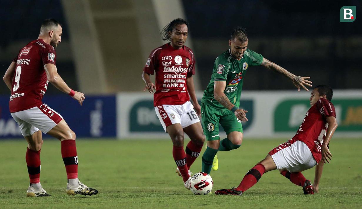 Striker PS Sleman, Velez Nicolas Leandro (kedua dari kanan) menguasai bola di antara tiga pemain Bali United dalam laga perempatfinal Piala Menpora 2021 di Stadion Si Jalak Harupat, Bandung, Senin (12/4/2021). (Bola.com/Ikhwan Yanuar)