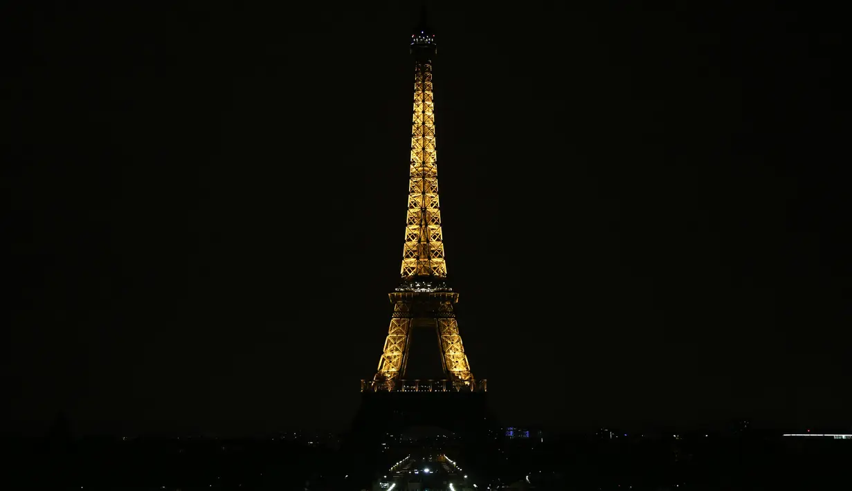 Landmark kota Paris Menara Eiffel saat lampu dimatikan untuk menghormati para korban serangan di sinagog, tempat peribadatan pemeluk Yahudi, di Pittsburgh pada Senin (29/10). Dalam serangan itu, sedikitnya 11 orang tewas. Zakaria ABDELKAFI/AFP)