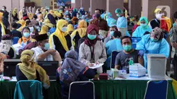 Suasana vaksinasi COVID-19 massal di Gedung Pemerintah Kota Tangerang, Banten, Kamis (25/2/2021). Vaksinasi ini dilaksanakan hingga satu minggu ke depan. (Liputan6.com/Angga Yuniar)