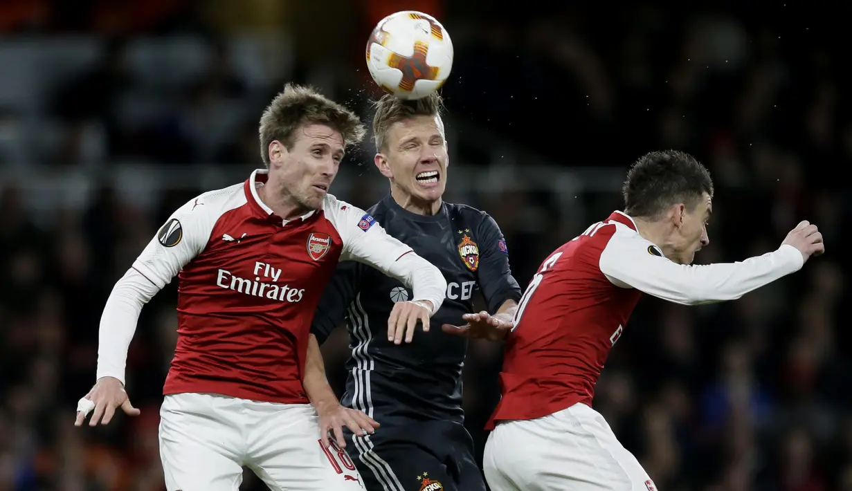 Striker CSKA Moscow, Pontus Wernbloom, duel udara dengan bek Arsenal, Nacho Monreal dan Laurent Koscielny, pada laga perempat final Liga Europa, di Stadion Emirates, Kamis (5/4/2018).  Arsenal menang 4-1 atas CSKA Moscow. (AP/Tim Ireland)