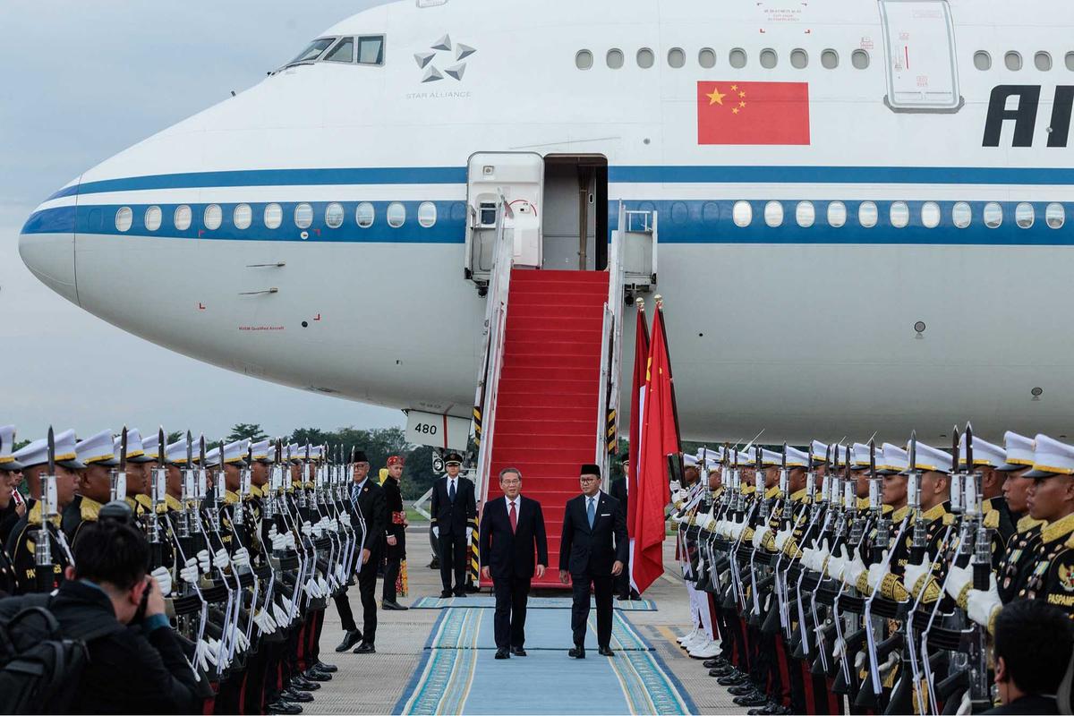 FOTO: Menteri Investasi Rosan Menyambut Kedatangan PM China Li Qiang