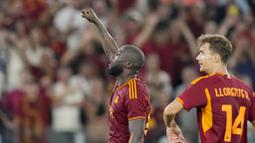 Pemain AS Roma, Romelu Lukaku, merayakan gol bersama Diego Llorente saat melawan Empoli pada laga Liga Italia di Stadion Olimpico, Roma, Senin (18/9/2023). Ini menjadi gol perdana Lukaku bersama Serigala Ibu kota. (AP Photo/Alessandra Tarantino)
