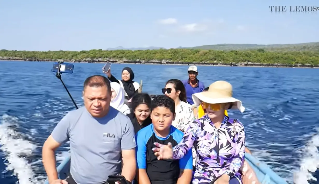 Salah satu yang dituju pada liburan ini adalah pantai. Momen rombongan kecil KD bersama keluarga saat naik perahu untuk menyebrang. [Youtube/The Lemos Family]