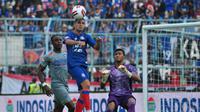 Elias Alderete, striker Arema dihadang bek Persib Victor Igbonefo dan kiper Teja Paku Alam. (Iwan Setiawan/Bola.com)