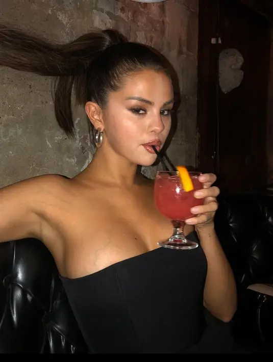 Selena tampil dengan strapless dress klasik warna hitam. [Foto: @selenagomez]