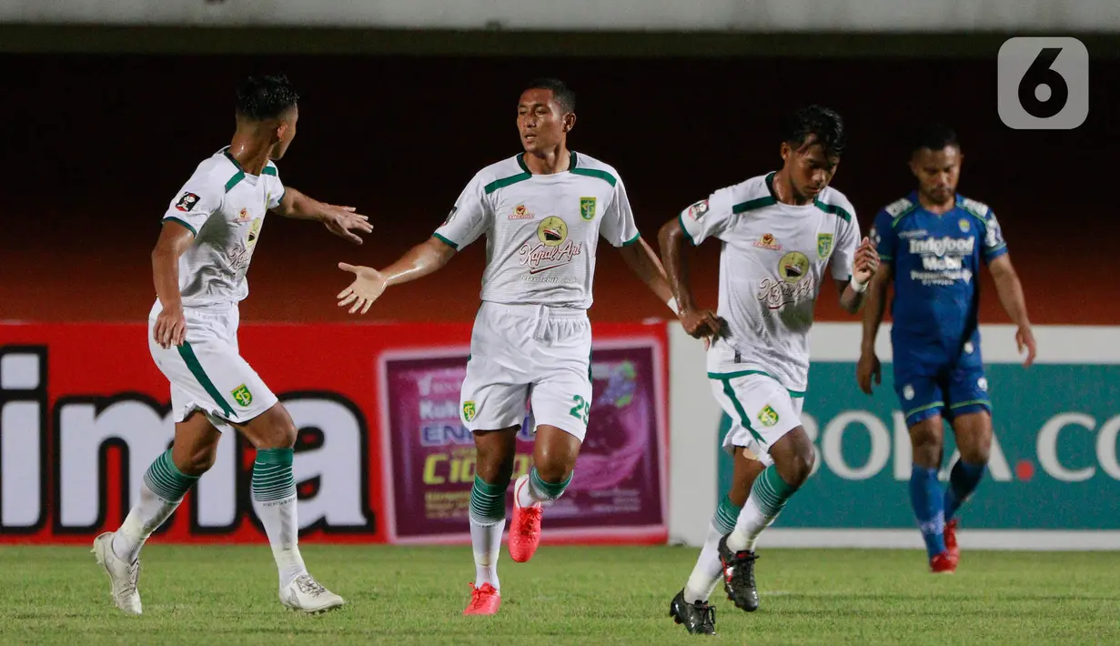 Pemain Persebaya Surabaya, Mokhamad Syaiffudin, melakukan selebrasi usai mencetak gol ke gawang Persib Bandung pada laga perempat final Piala Menpora 2021 di Stadion Maguwoharjo, Sleman, Minggu (11/4/2021). Persib Bandung menang atas Persebaya Surabaya 3-2. (Bola.com/M Iqbal Ichsan)