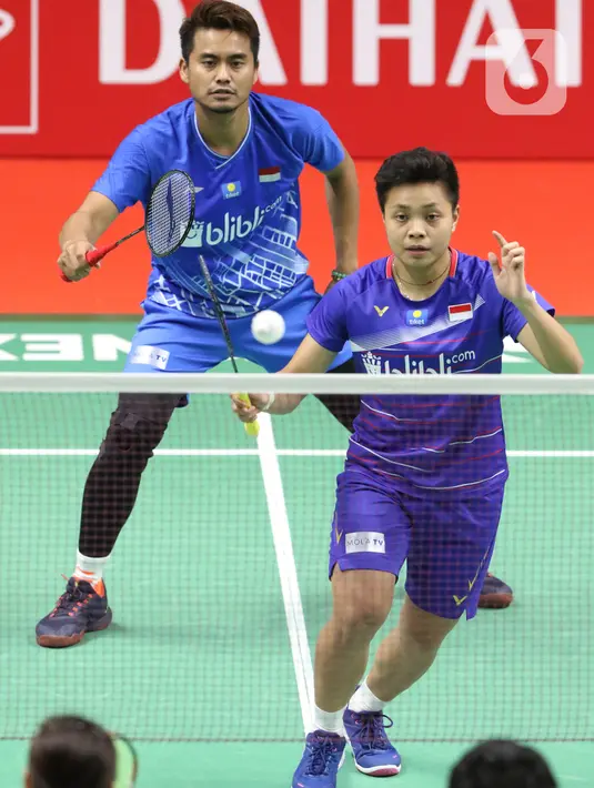 Pebulutangkis Indonesia, Tontowi Ahmad/Apriyani Rahayu saat melawan Seo Seung Jae/Chae Yujung (Korea Selatan) pada babak pertama ganda campuran Indonesia Master 2020 di Istora GBK, Jakarta, Rabu (15/1/2020). Pertandingan tidak dilanjutkan karena Chae Yujung cedera. (Liputan6.com/Helmi Fithriansyah)